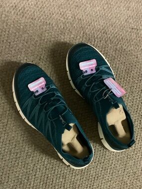 Sketchers sneakers